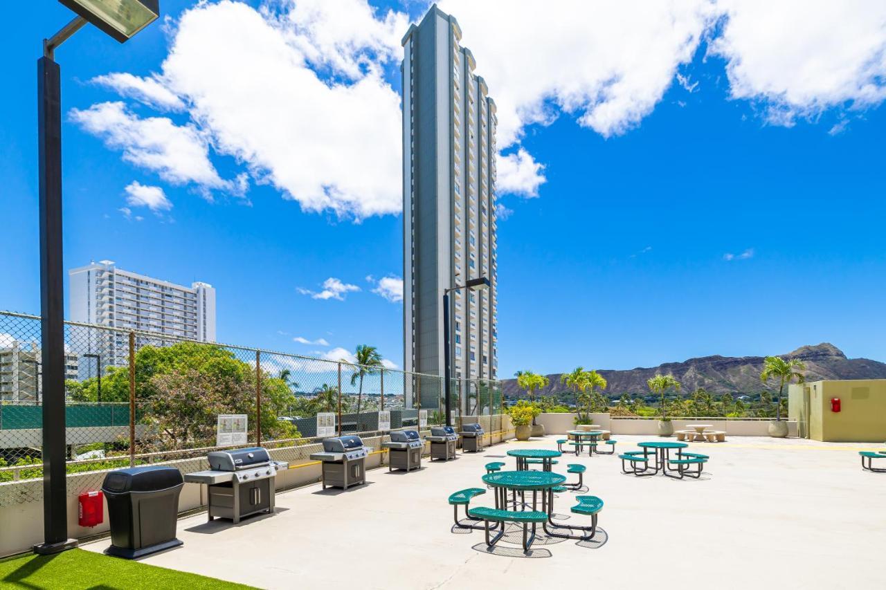 Newly Renovated 2 Bedroom Condo, 1 Block To Waikiki Beach, Free Parking Honolulu Esterno foto