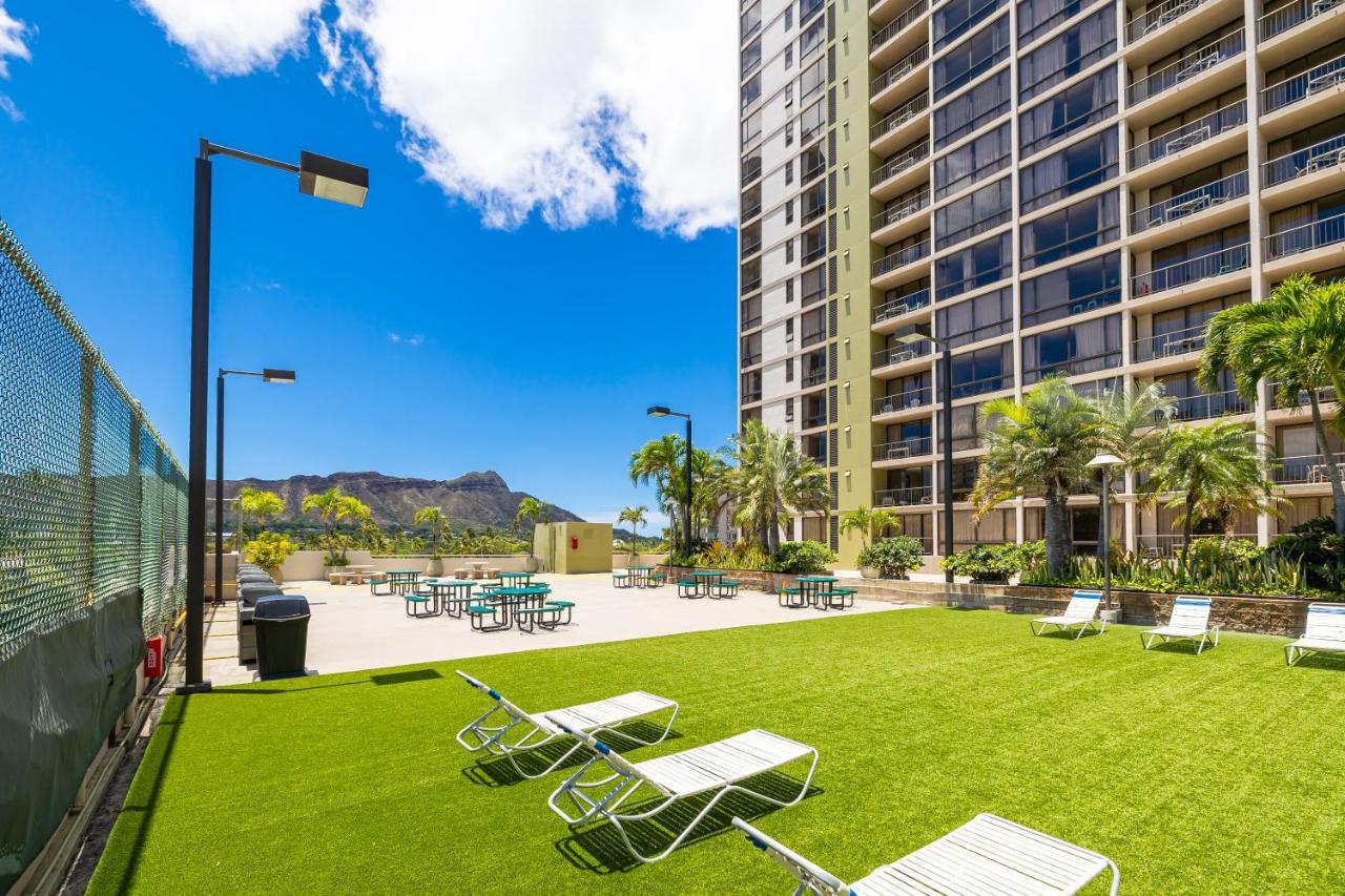 Newly Renovated 2 Bedroom Condo, 1 Block To Waikiki Beach, Free Parking Honolulu Esterno foto