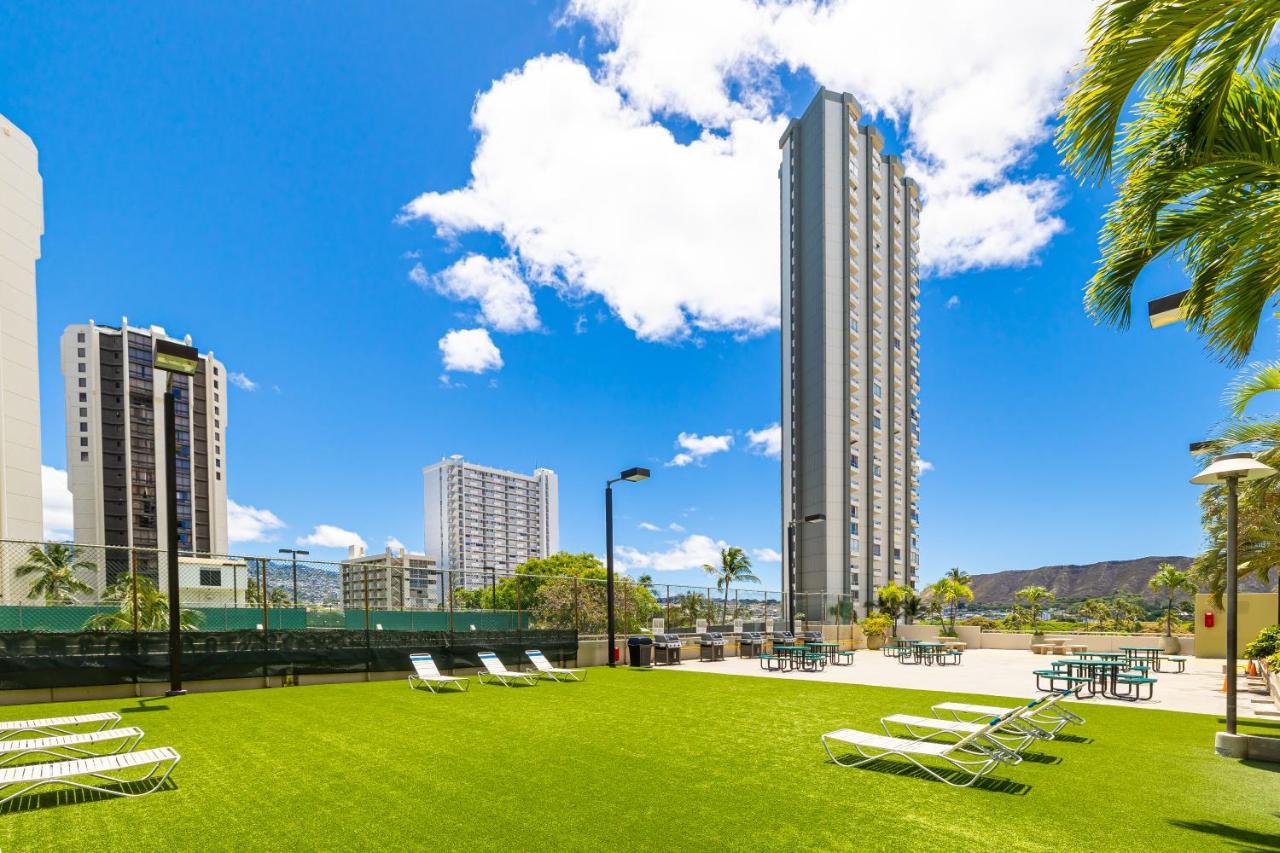 Newly Renovated 2 Bedroom Condo, 1 Block To Waikiki Beach, Free Parking Honolulu Esterno foto