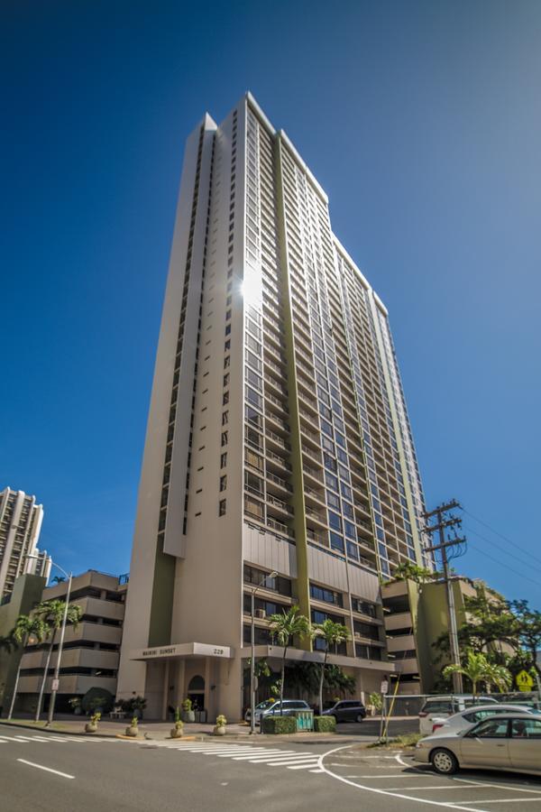 Newly Renovated 2 Bedroom Condo, 1 Block To Waikiki Beach, Free Parking Honolulu Esterno foto